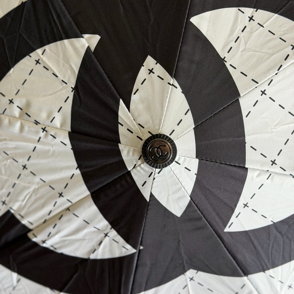 CHANEL White and Black Logo Canopy Umbrella - Picture 2 of 4